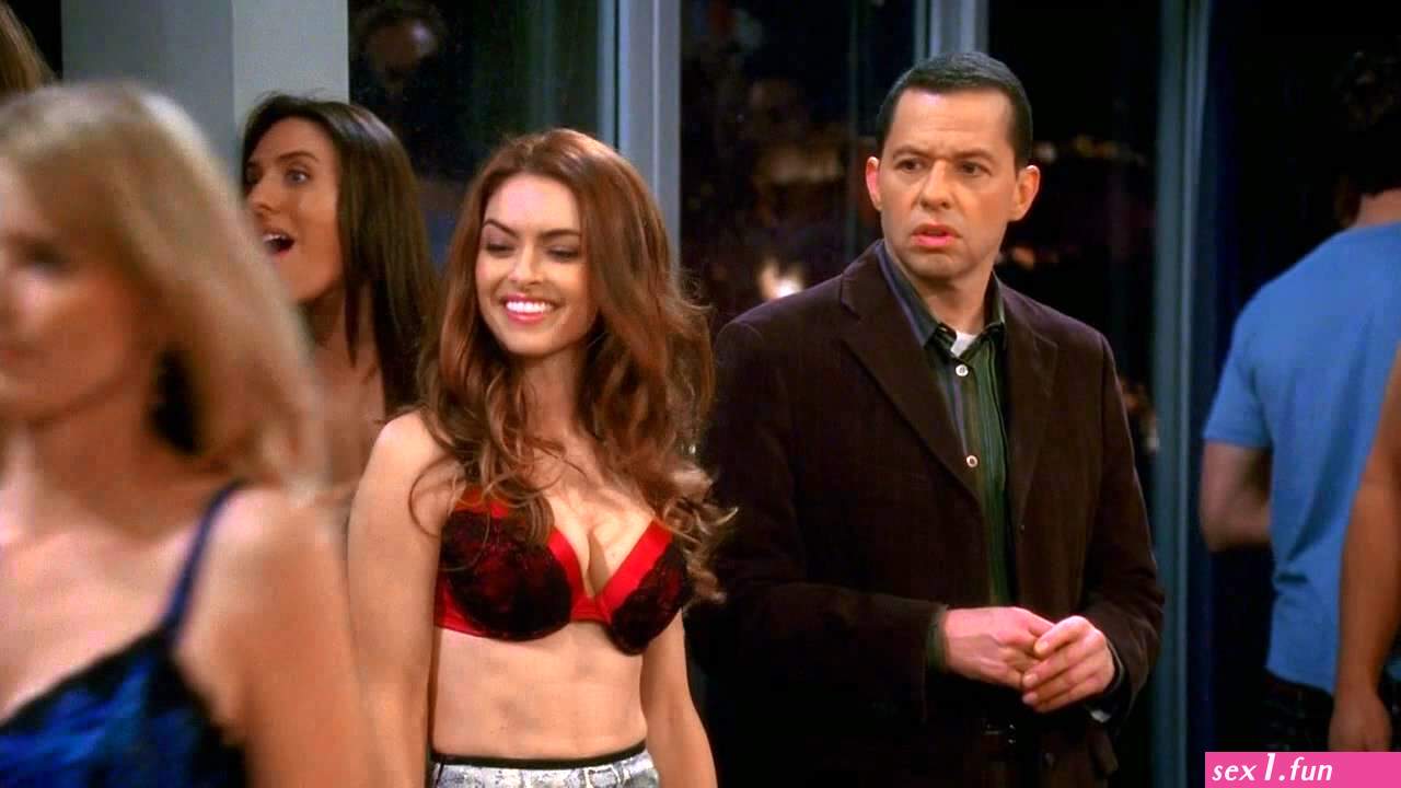 Naked Brooke Lyons in Two and a Half Men ANCENSORED