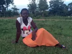 picha za wanawake wanao tombwa huku wakiwa wanaongea na sim