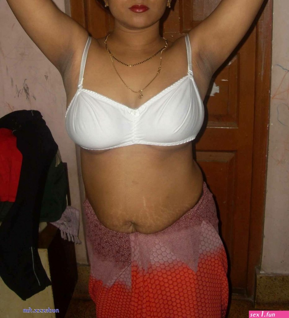 indian-pussy-pulling-saree-images.jpg