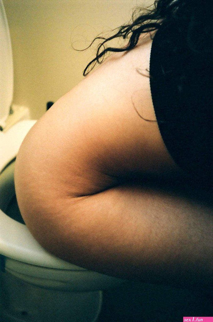 nude-black-women-in-toilet-feaces-photo.jpg