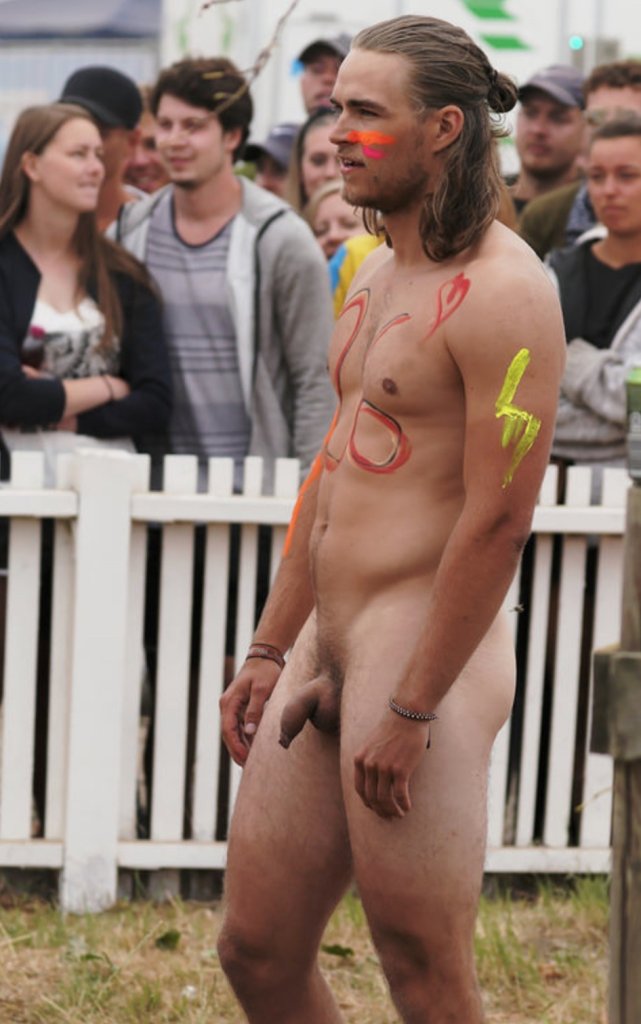 Girls-Go-Wild-In-Public-With-Dude-With-Biggest-Dick-18.jpg