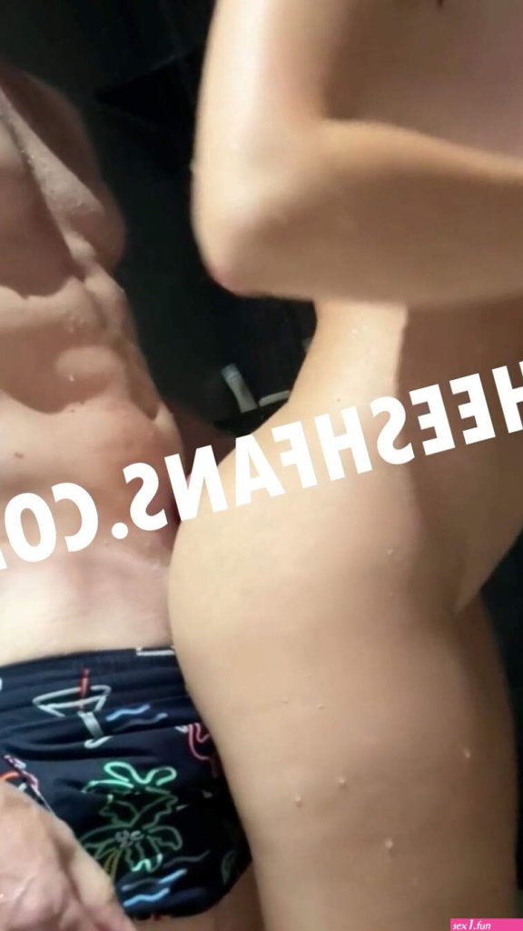 iammia1-masturbate.jpg