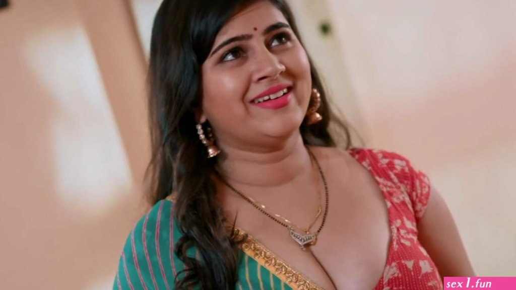 sarika-salunke-boobs.jpg